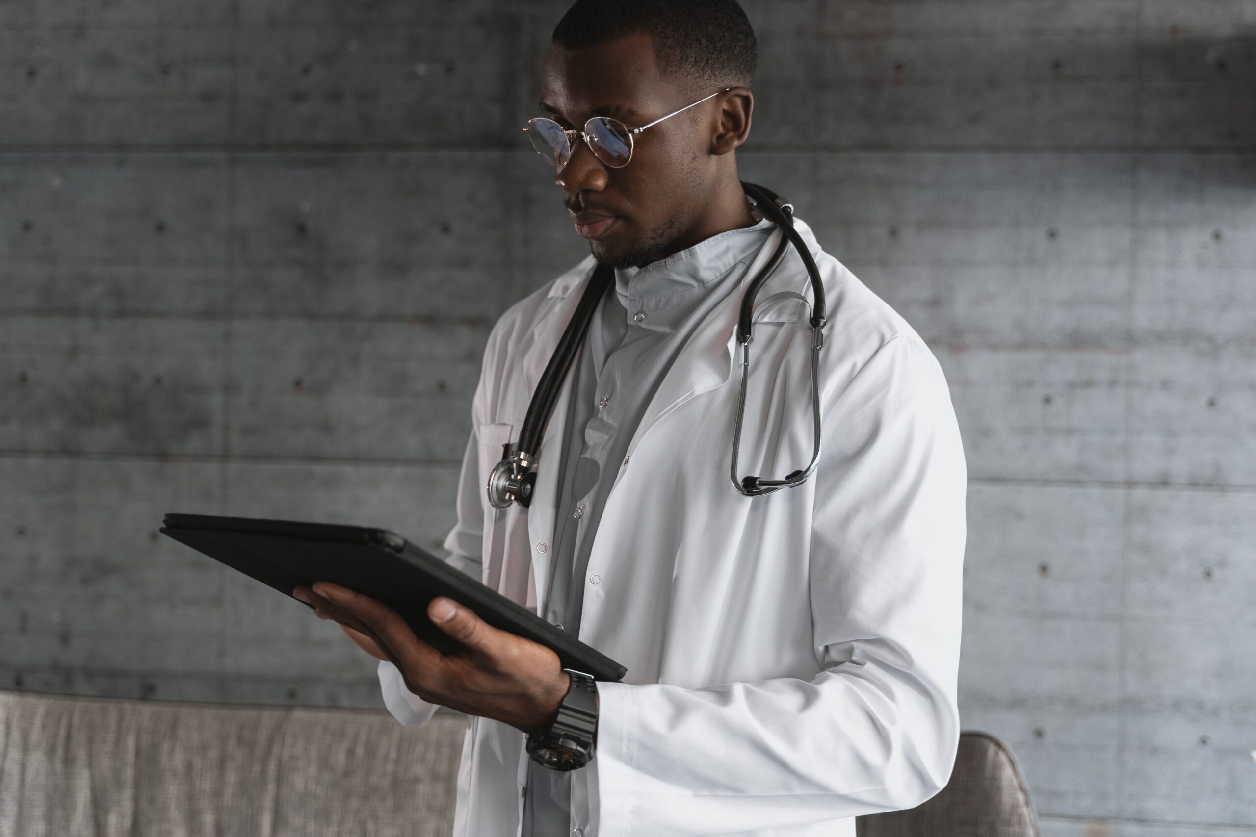 médico com prontuário